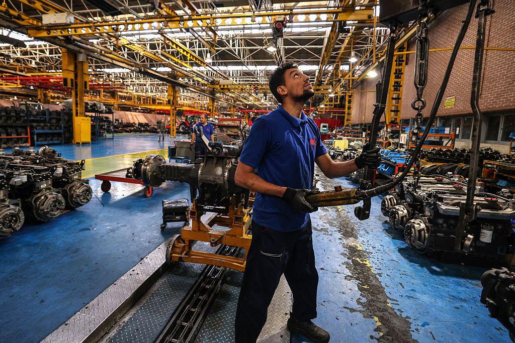 Trabajador de ensambladora de autos en Ir&aacute;n