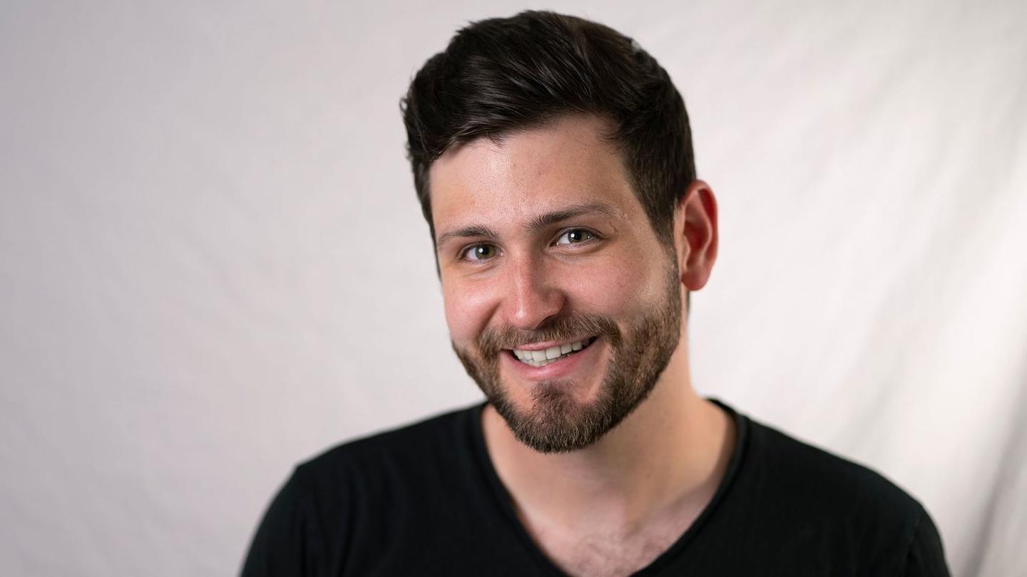 Michael Sable, con una sonrisa, mira a la c&aacute;mara