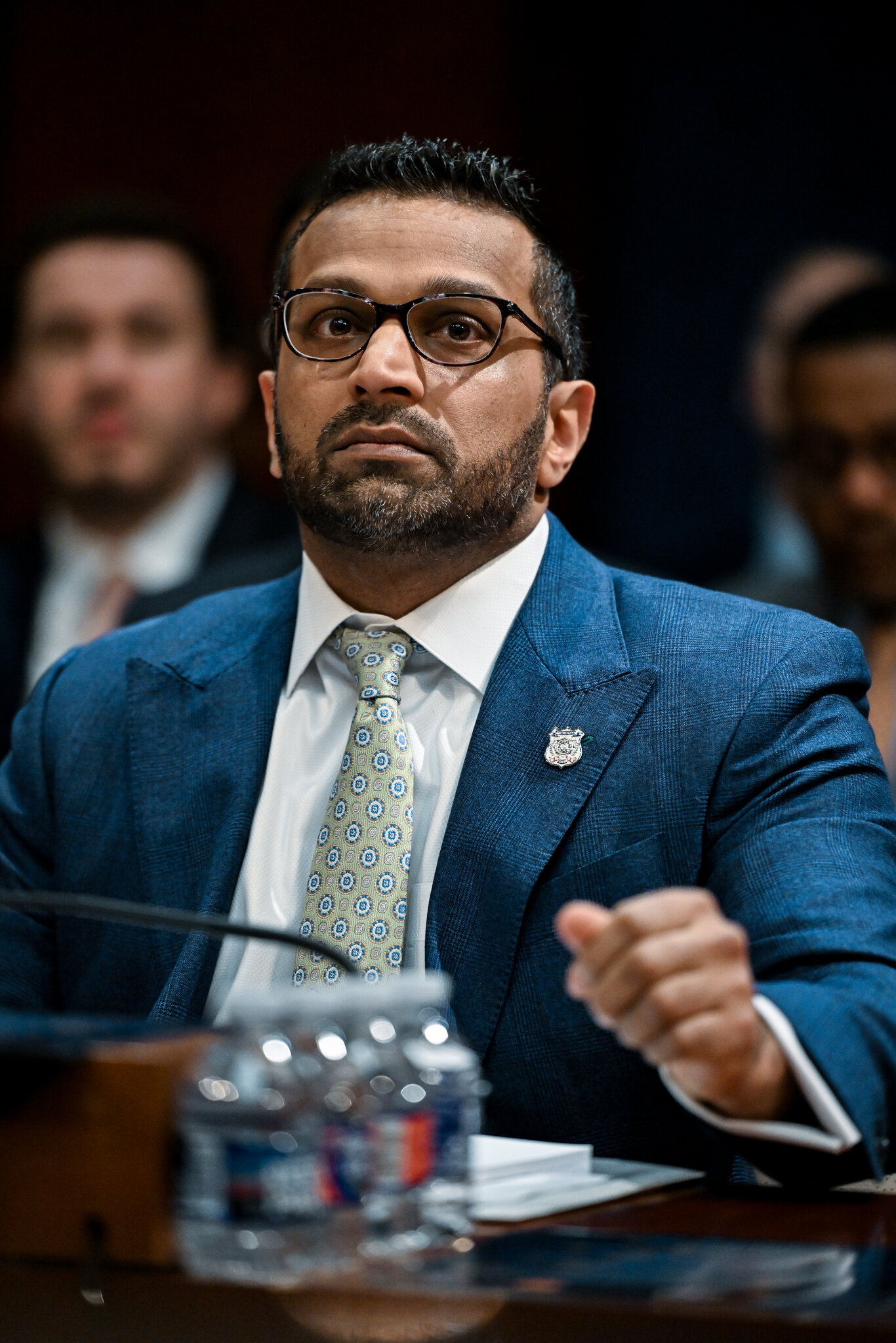 Kash Patel, director del FBI, demanda por un artículo que asegura que bebe alcohol en exceso