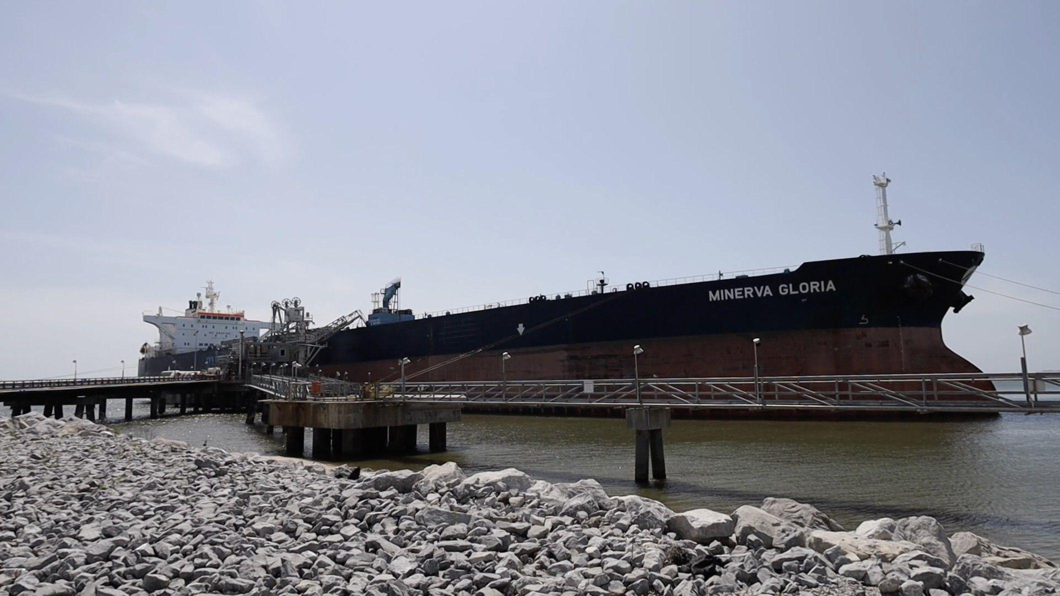 El inmenso petrolero Minerva Gloria atrac&oacute; en un muelle en Mississippi Sound.