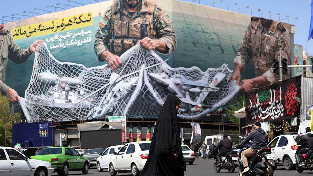 Una pancarta instalada en la plaza de la Revoluci&oacute;n de Ir&aacute;n que avisa que el estrecho de Ormuz ser&aacute; zona para cazar a estadounidenses.