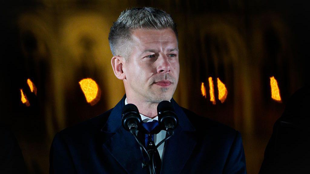 P&eacute;ter Magyar en una rueda de prensa