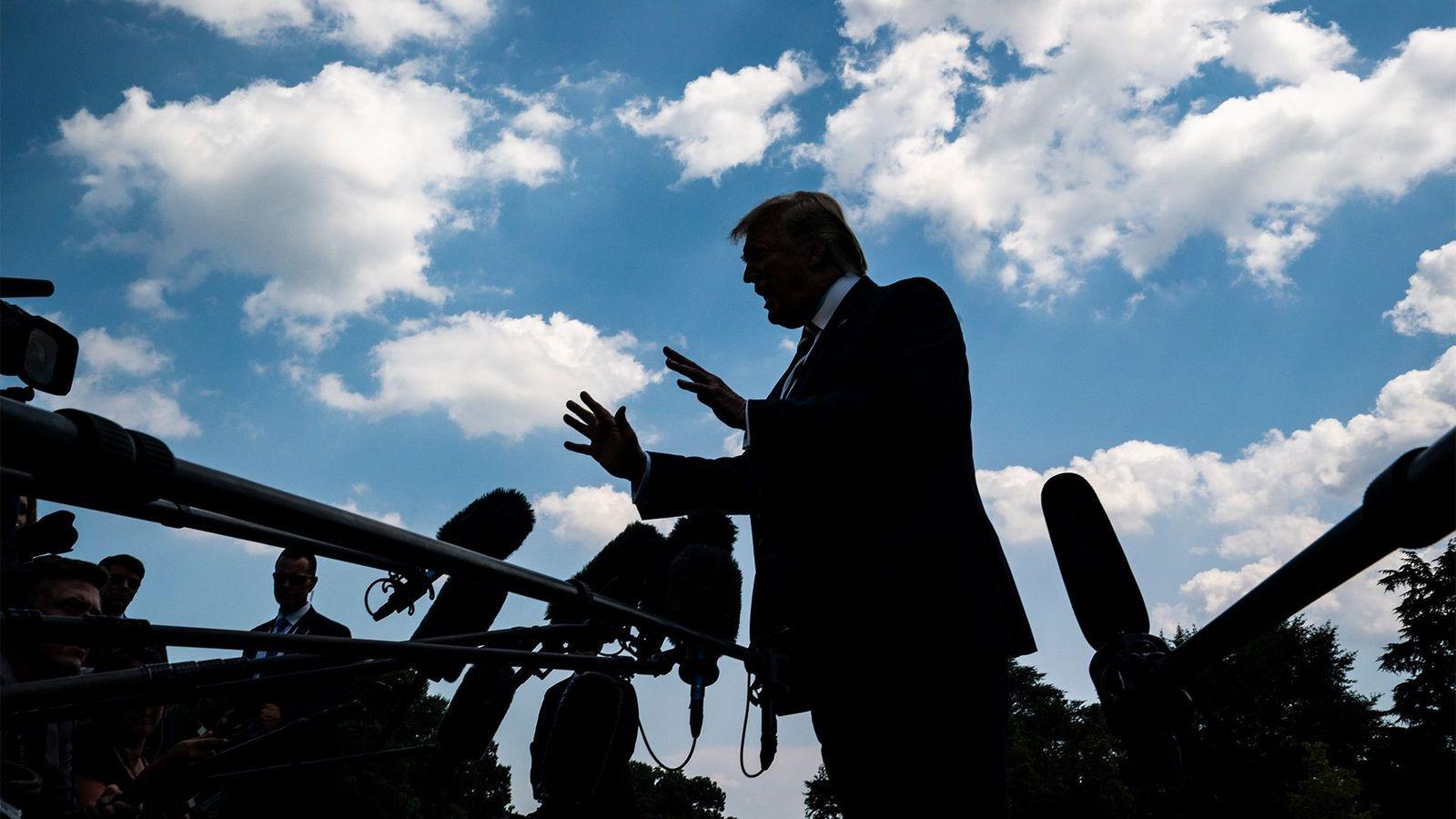 Donald Trump a contraluz, haciendo declaraciones a los medios