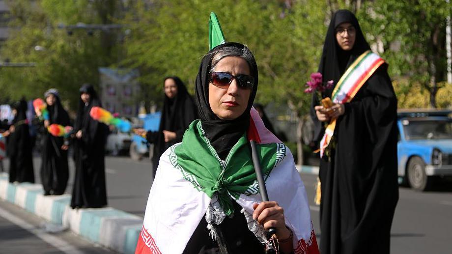 Mujeres manifest&aacute;ndose en Teher&aacute;n este martes.