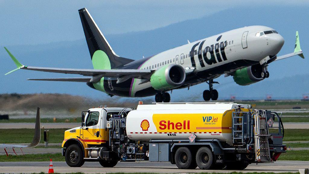 Avi&oacute;n volando sobre un cami&oacute;n cisterna