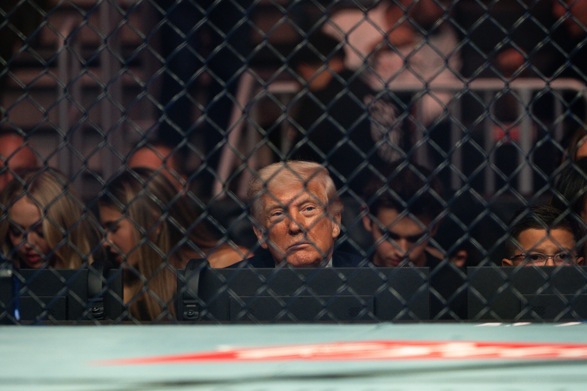 Memes de Jesús, amenazas, guerra en Irán: un retrato de Trump bajo presión