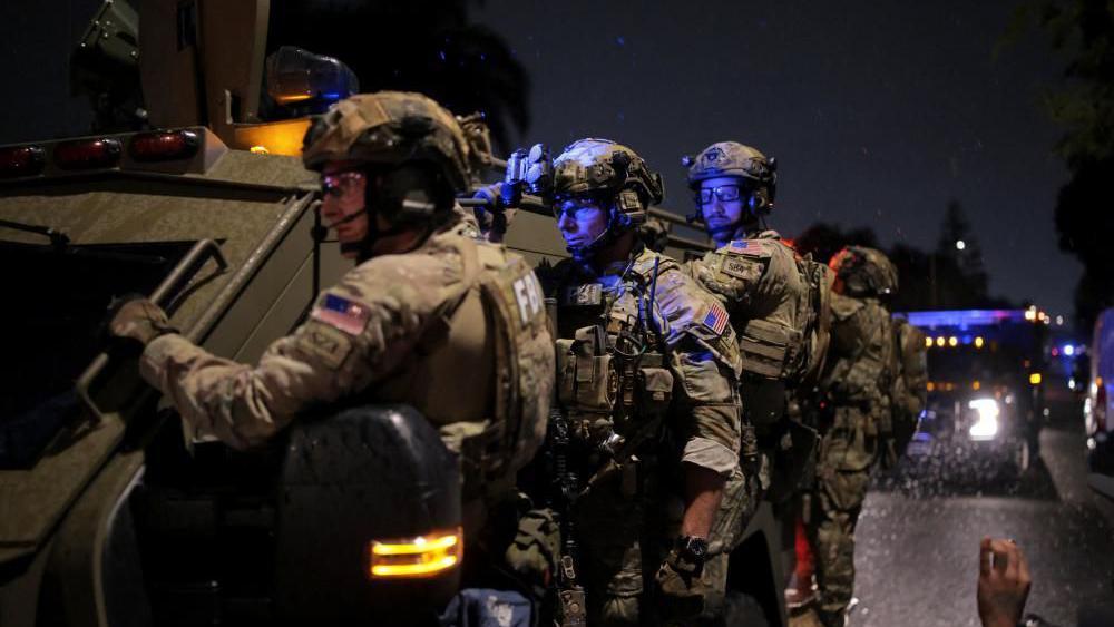 El FBI realiza una redada cerca de la casa del sospechoso en Torrance, California.