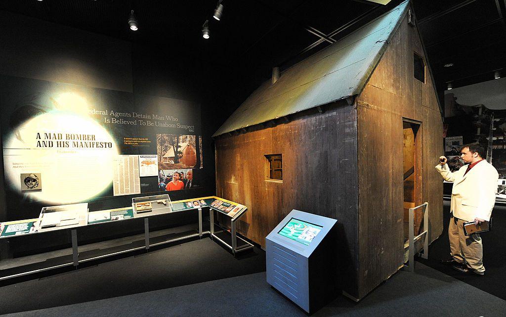 Reconstrucci&oacute;n de la caba&ntilde;a del Unabomber para una exhibici&oacute;n en el Museo de la Prensa de Washington.