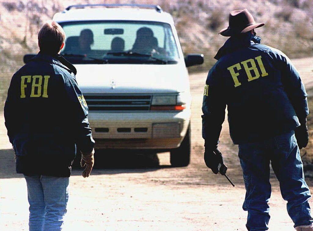 Unos agentes del FBI cerca de la caba&ntilde;a donde fue arrestado el Unabomber en 1996.