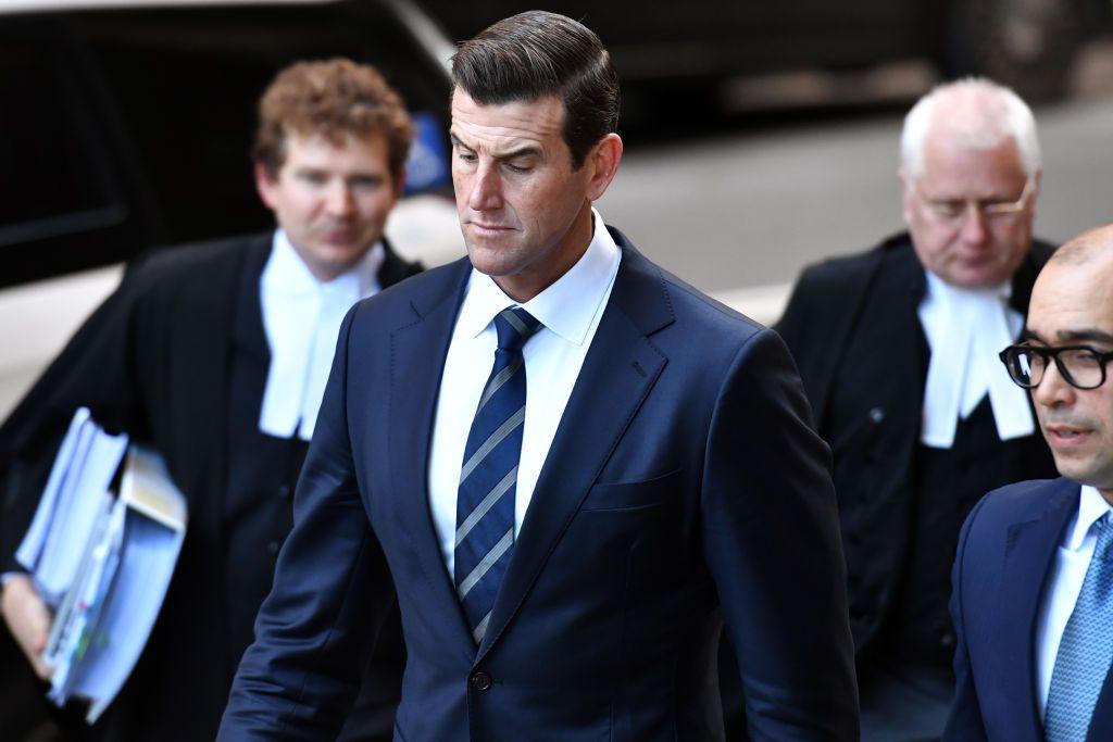 Bejamin Roberts-Smith llega a la audiencia junto a sus abogados en 2021