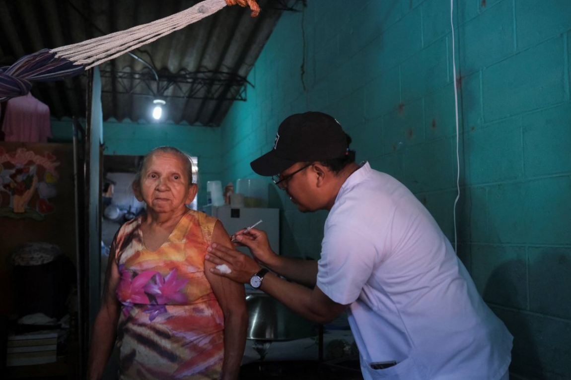 “Somos un experimento social”: las críticas y las dudas que genera la IA que impulsa Bukele para gestionar la salud en El Salvador
