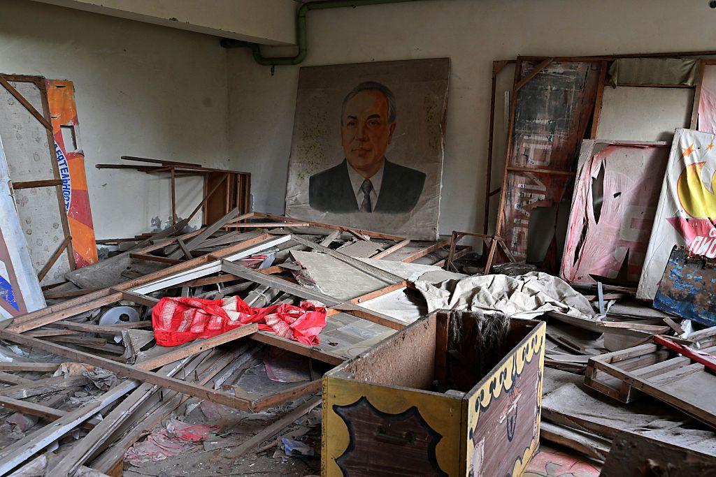 Escombros de maderas en una habitaci&oacute;n de un edificio de Pr&iacute;piat.