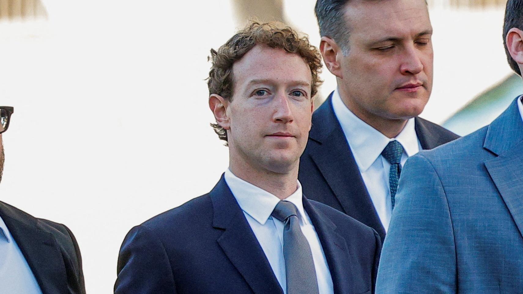Mark Zuckerberg, fundador de Meta, con traje y corbata azul. 