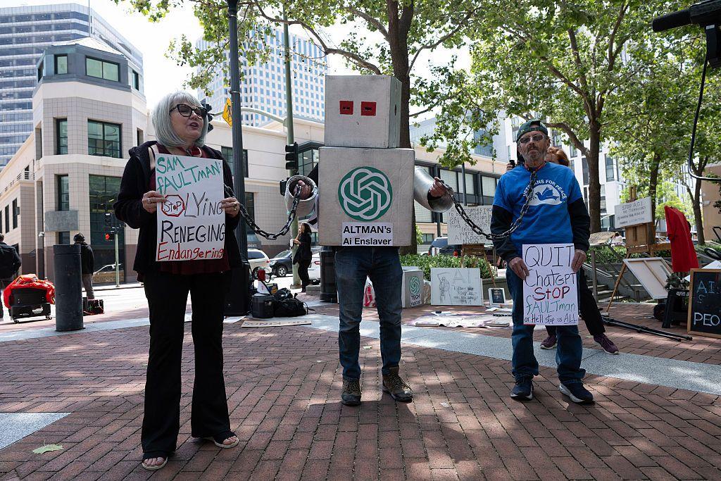 Manifestantes contra Altman y OpenAI