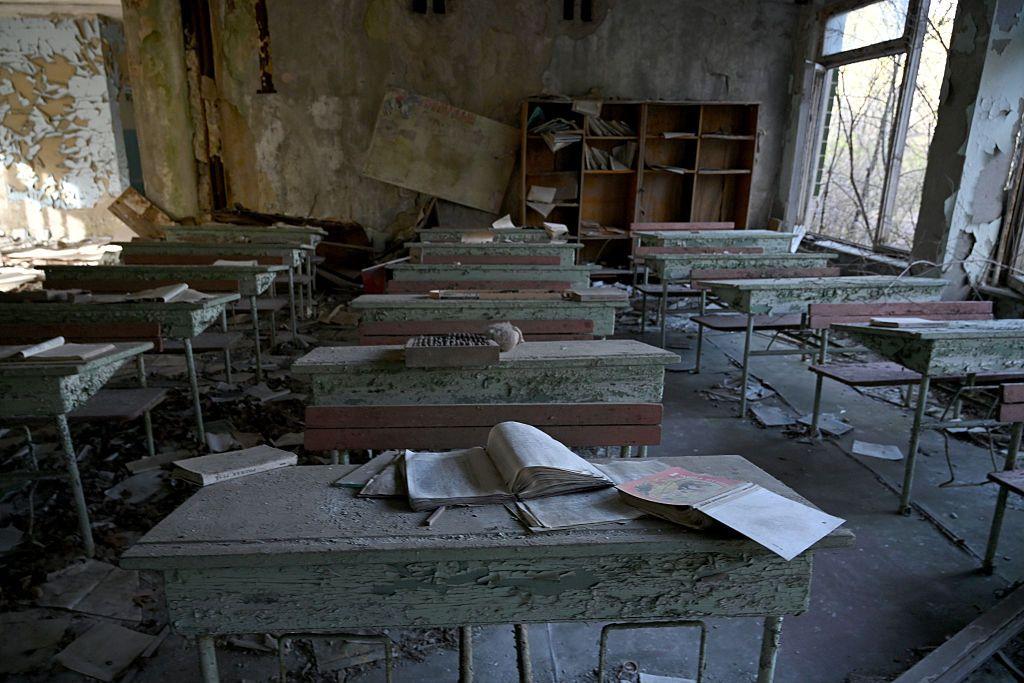 Un sal&oacute;n de clases en la zona de exclusi&oacute;n de Pr&iacute;pat