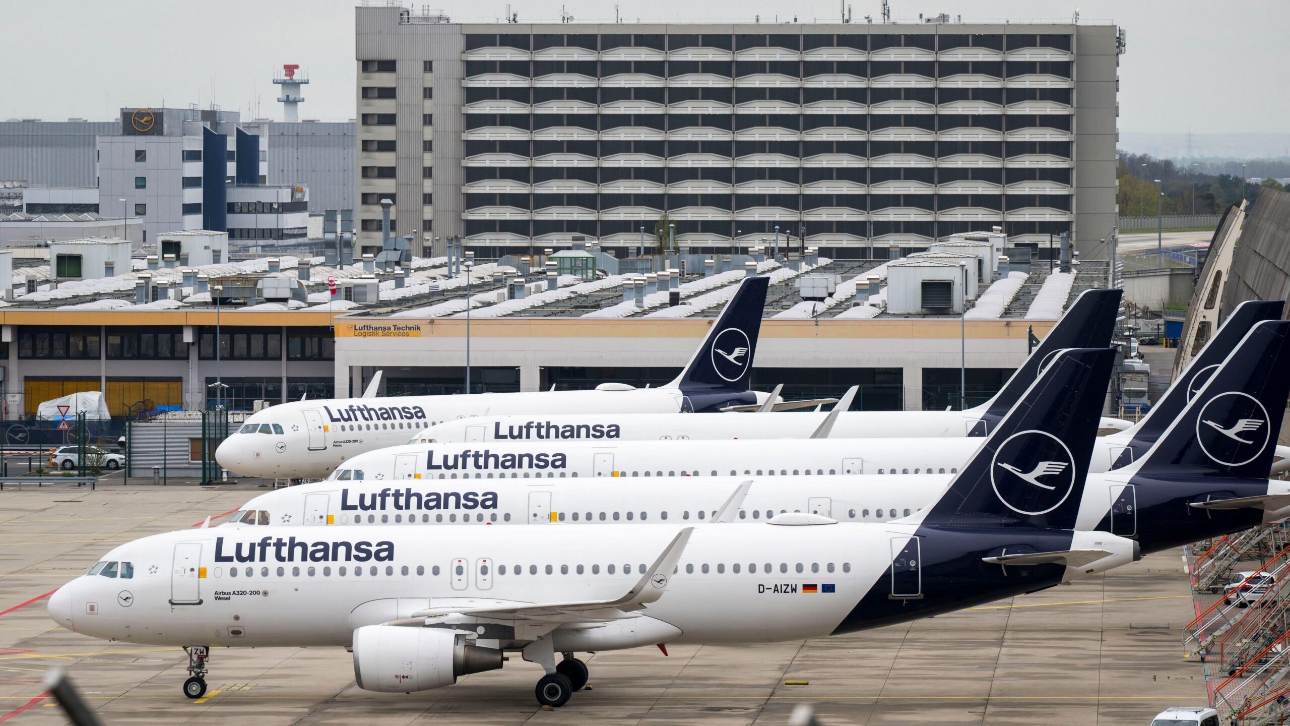 Lufthansa cancela 20.000 vuelos previstos para los próximos meses ante el alza de los precios del combustible