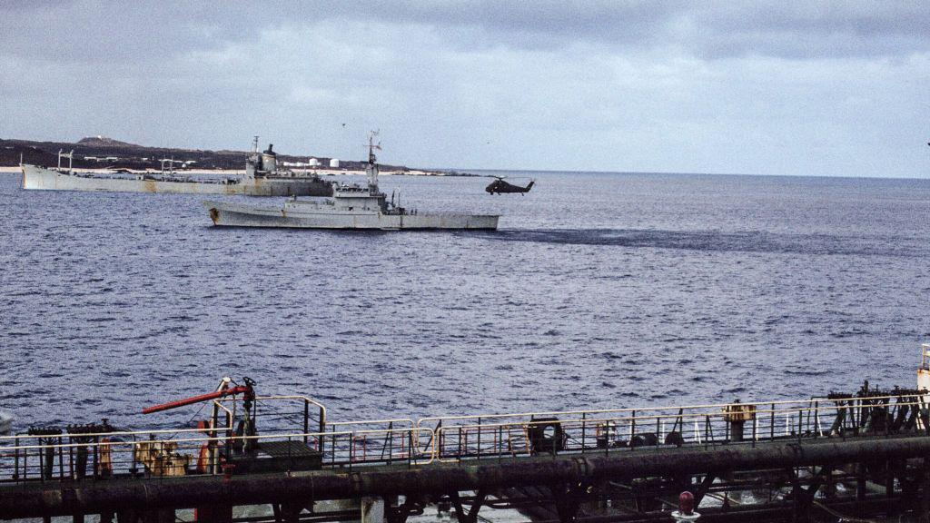 Buques de la fuerza naval brit&aacute;nica en la isla Ascensi&oacute;n durante una escala en el trayecto de regreso tras la Guerra de Malvinas/Falklands en 1982.