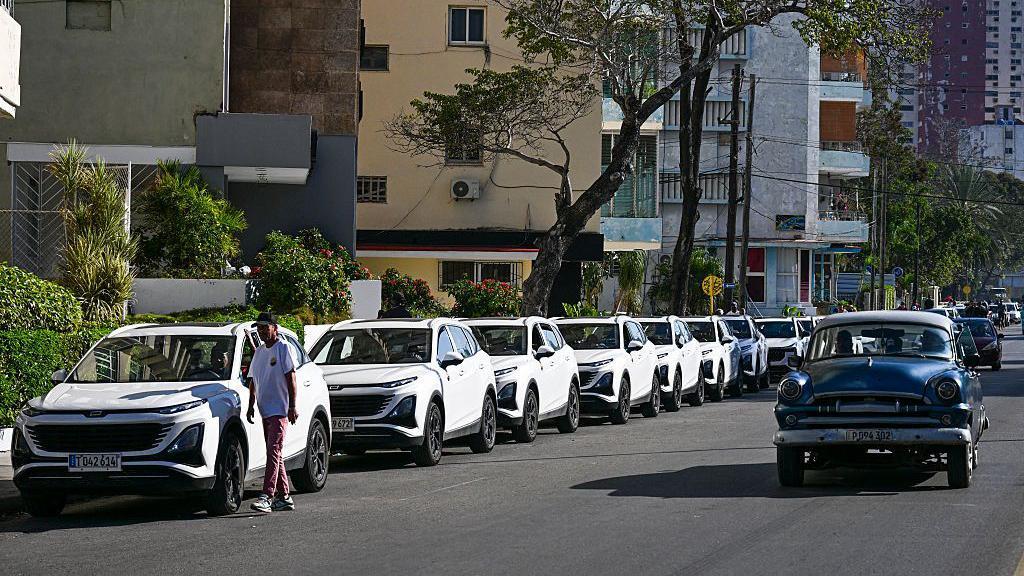 Veh&iacute;culos de alquiler en Cuba