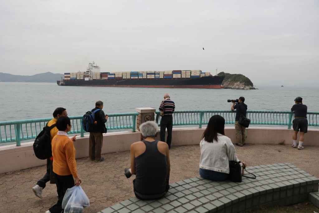 Estados Unidos intercepta un barco iraní que intentaba romper su bloqueo en el golfo de Omán y Teherán anuncia represalias