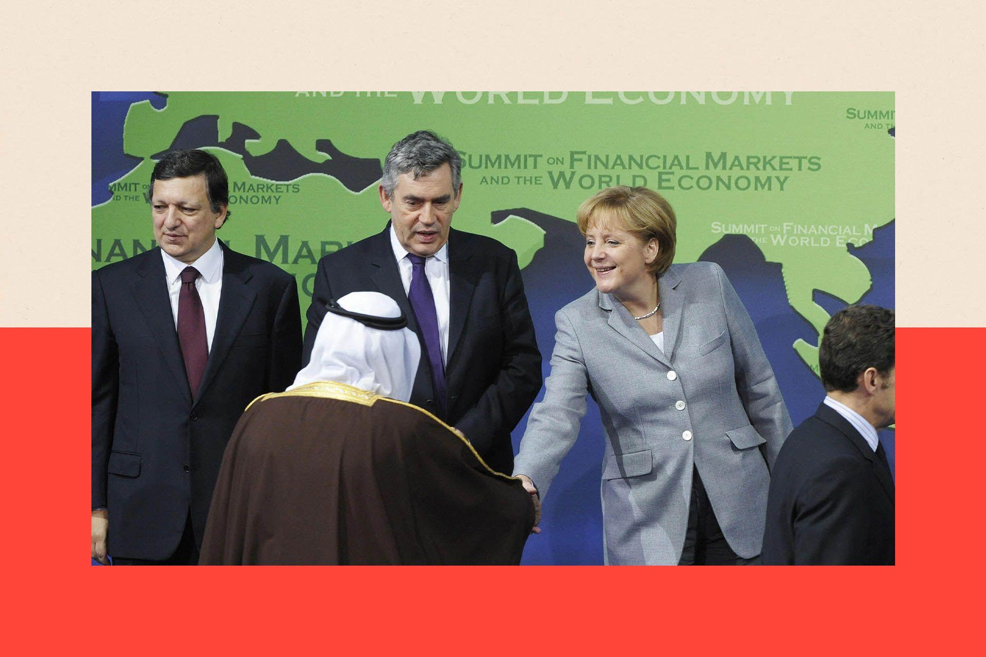 La entonces canciller alemana, Angela Merkel (segunda por la derecha), estrecha la mano del rey saud&iacute; Abdullah Al Saud mientras se colocan para la foto de grupo en la inauguraci&oacute;n de la Cumbre del G-20, celebrada el 15 de noviembre de 2008 en Washington.

