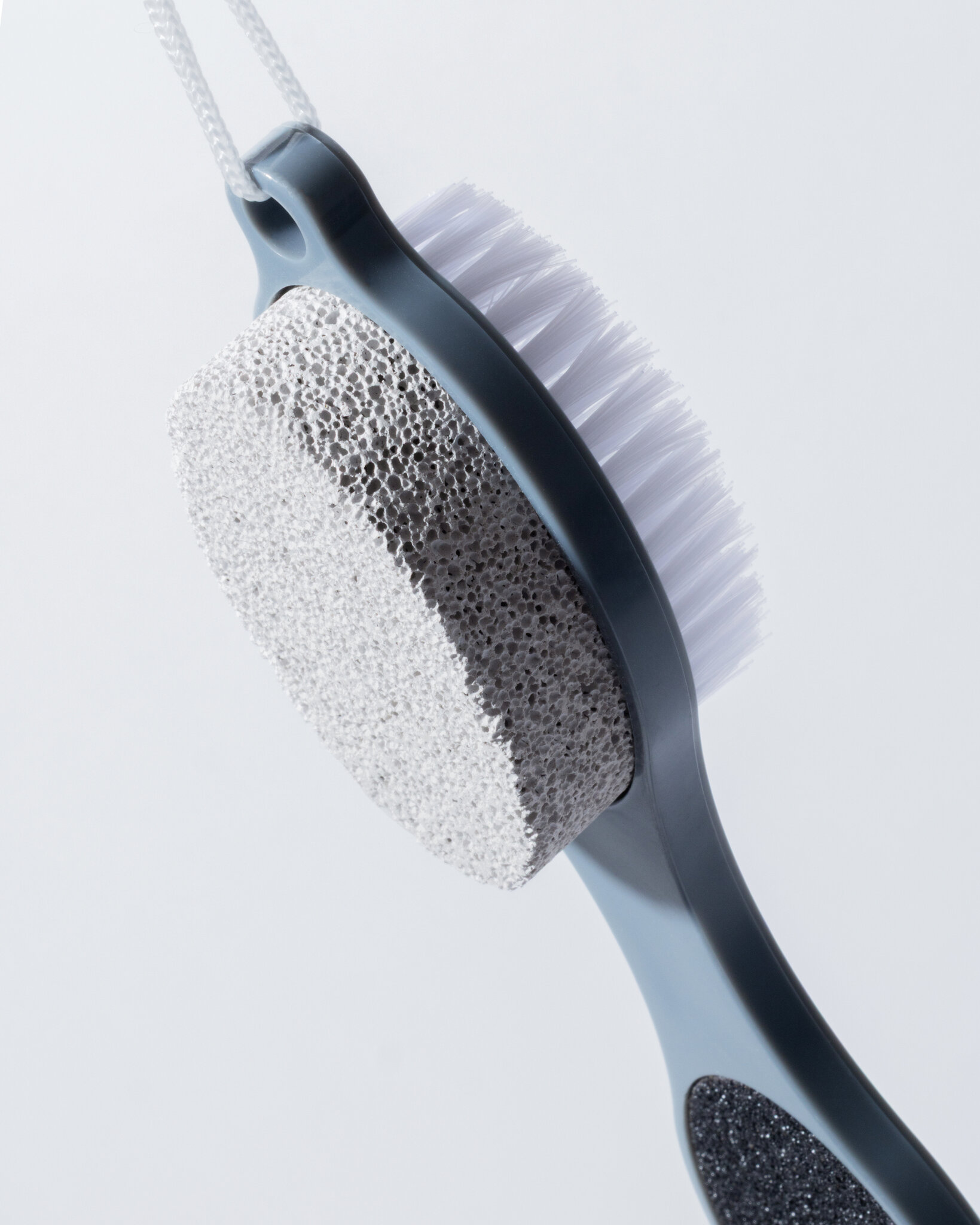 ¿Cómo puedo quitar las asperezas de mis pies?