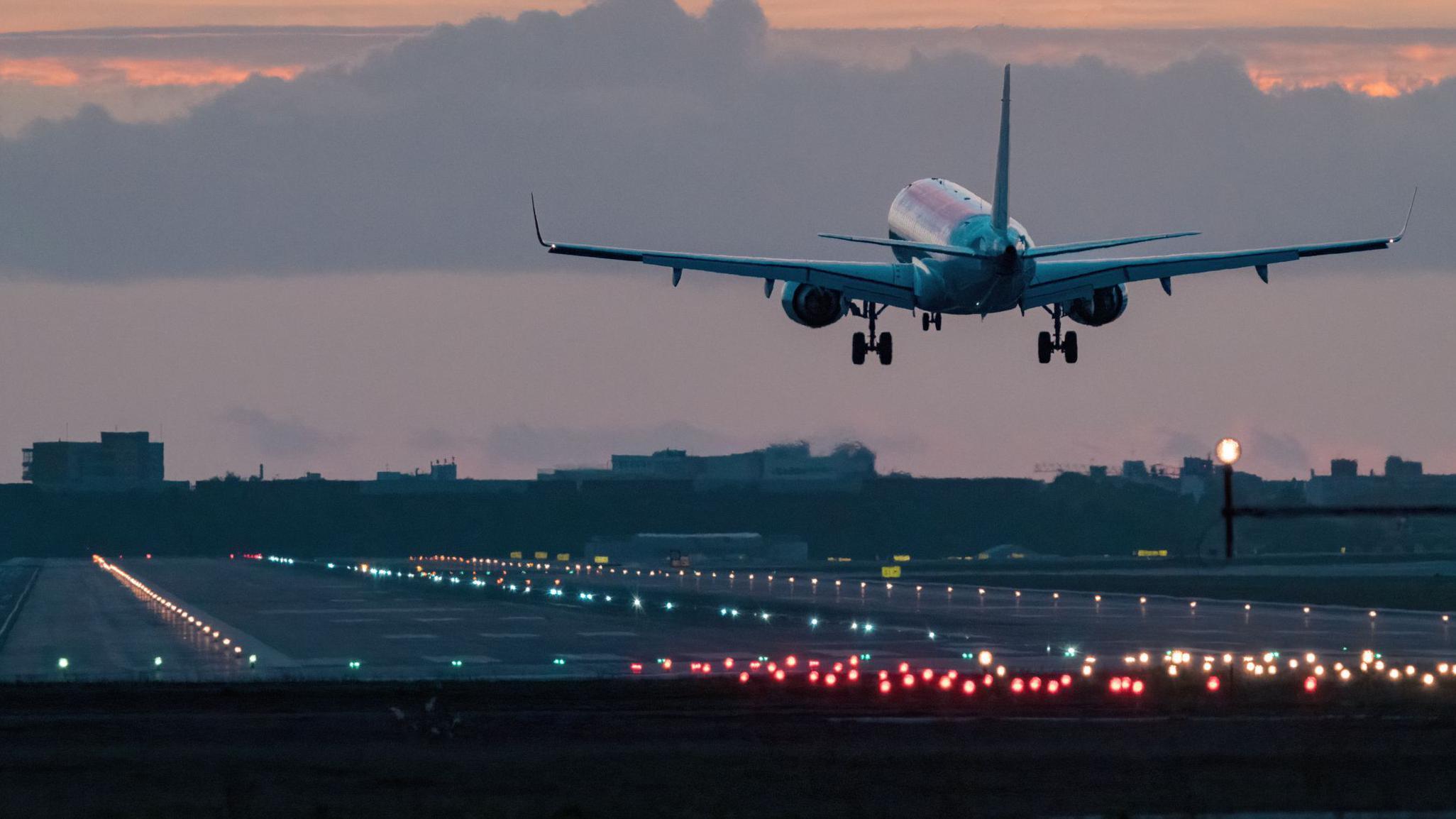 Un avi&oacute;n en una pista de aterrizaje. 