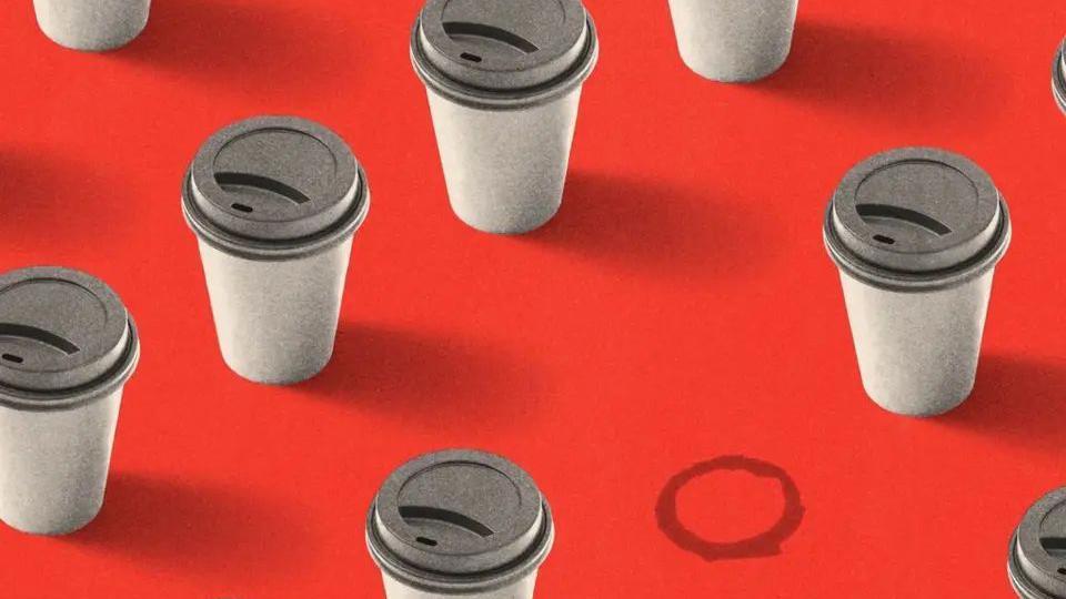 Ilustraci&oacute;n cpn varios vasos de caf&eacute; desechables grises para llevar, con tapa, sobre fondo rojo