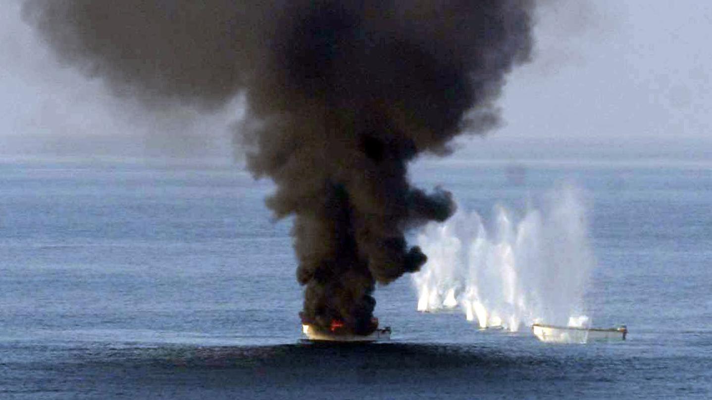Embarcaciones remolcadas por un presunto grupo pirata son destruidas por fuego desde el USS Momsen durante una operaci&oacute;n para repeler un ataque contra un petrolero comercial en el mar Ar&aacute;bigo el 2 de febrero de 2011.