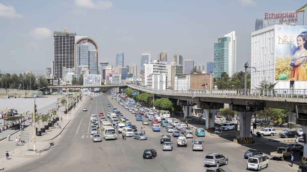 Tr&aacute;fico en una autopista de Addis Abeba, Etiop&iacute;a,