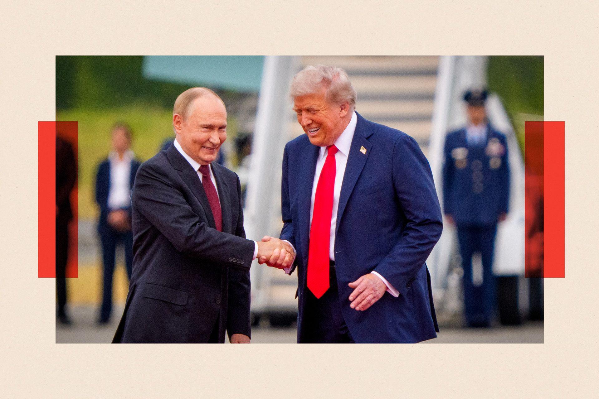 Vladimir Putin y Donald Trump se dan la mano sonrientes en un encuentro de 2025
