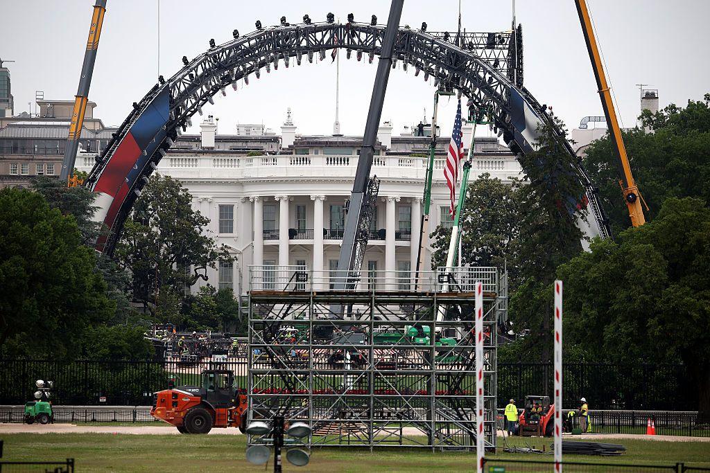 Las imágenes de la jaula que Trump construye en la Casa Blanca para un inédito combate de artes marciales mixtas