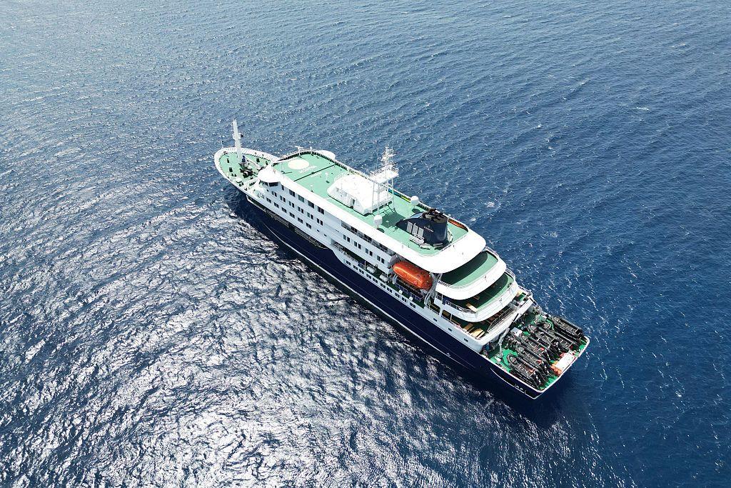 Crucero en el medio del mar
