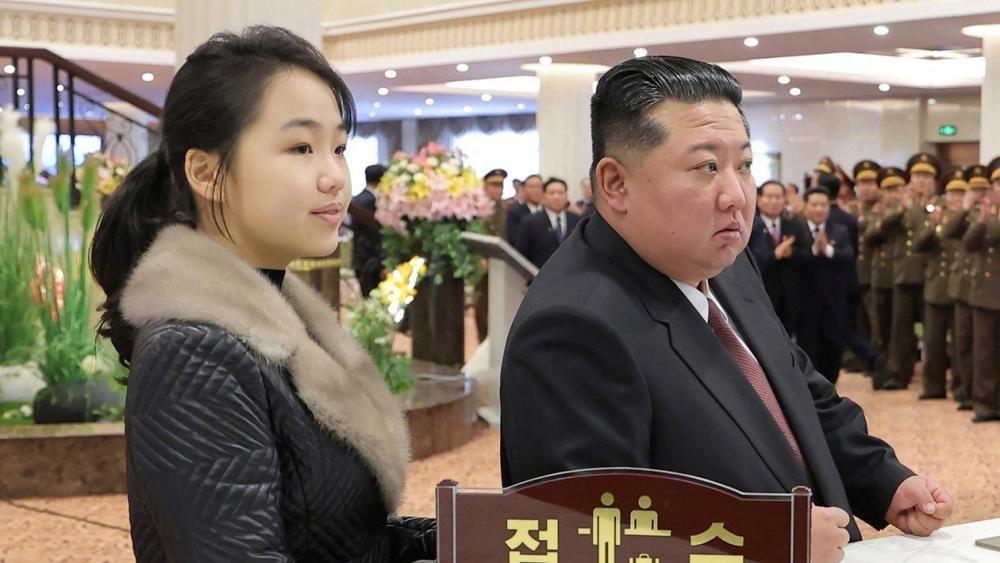 Padre e hija juntos en un hotel rodeados por militares.