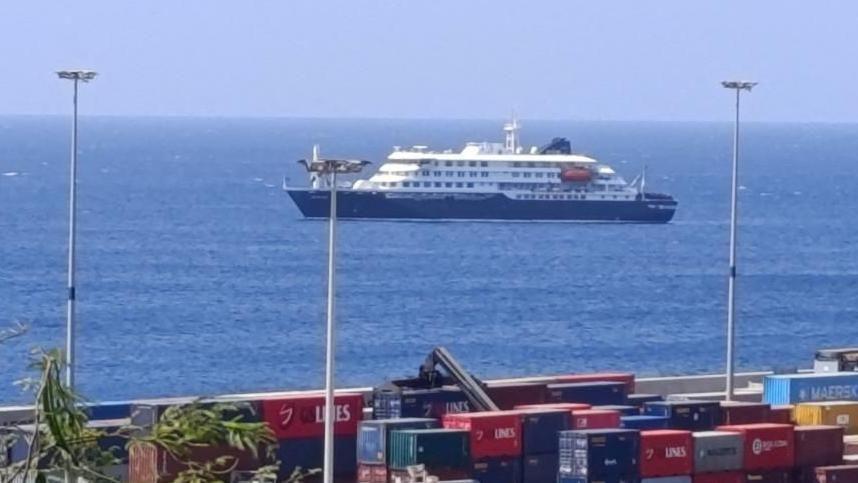 El MV Hondius fondeado frente a Cabo Verde el 4 de mayo.
