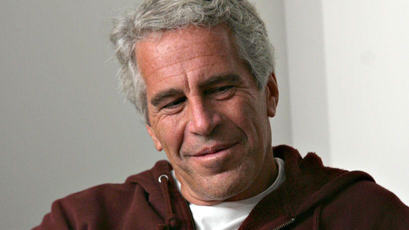 El multimillonario Jeffrey Epstein con una camisa blanca y encima un saco marr&oacute;n en una foto de 2004 cuando estaba en Massachusetts.