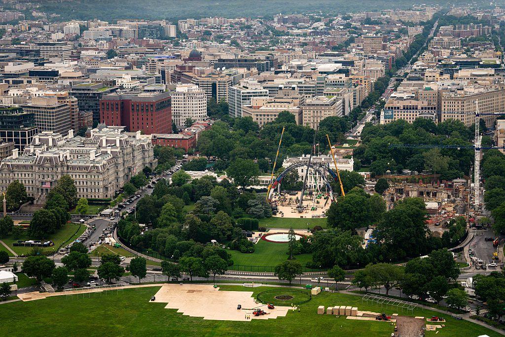 Una vista panor&aacute;mica de Washington DC en la que se ve en el centro la estructura que se construye en el jard&iacute;n sur de la Casa Blanca.