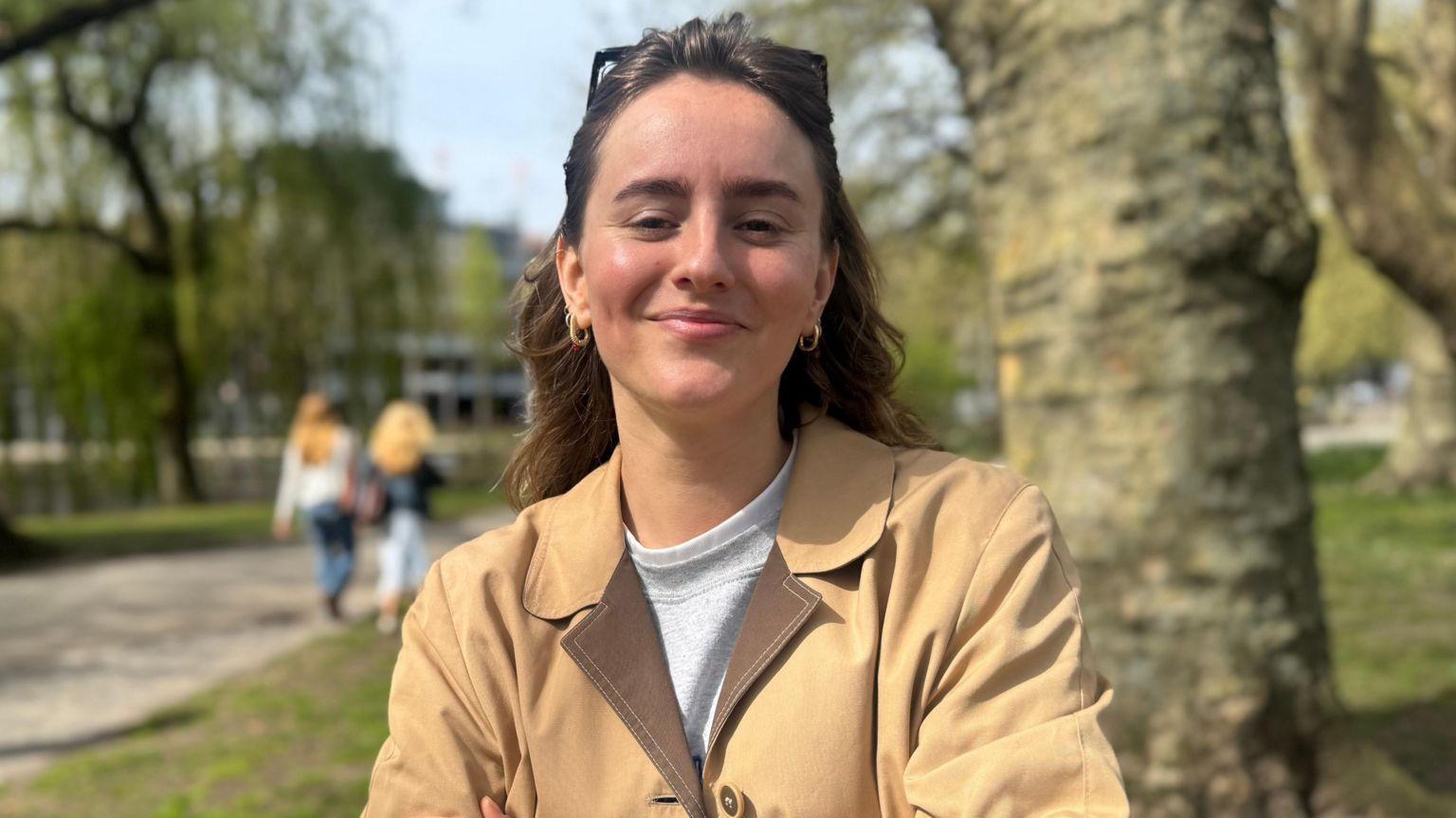 Hannah Prins, sonriente, en un parque.