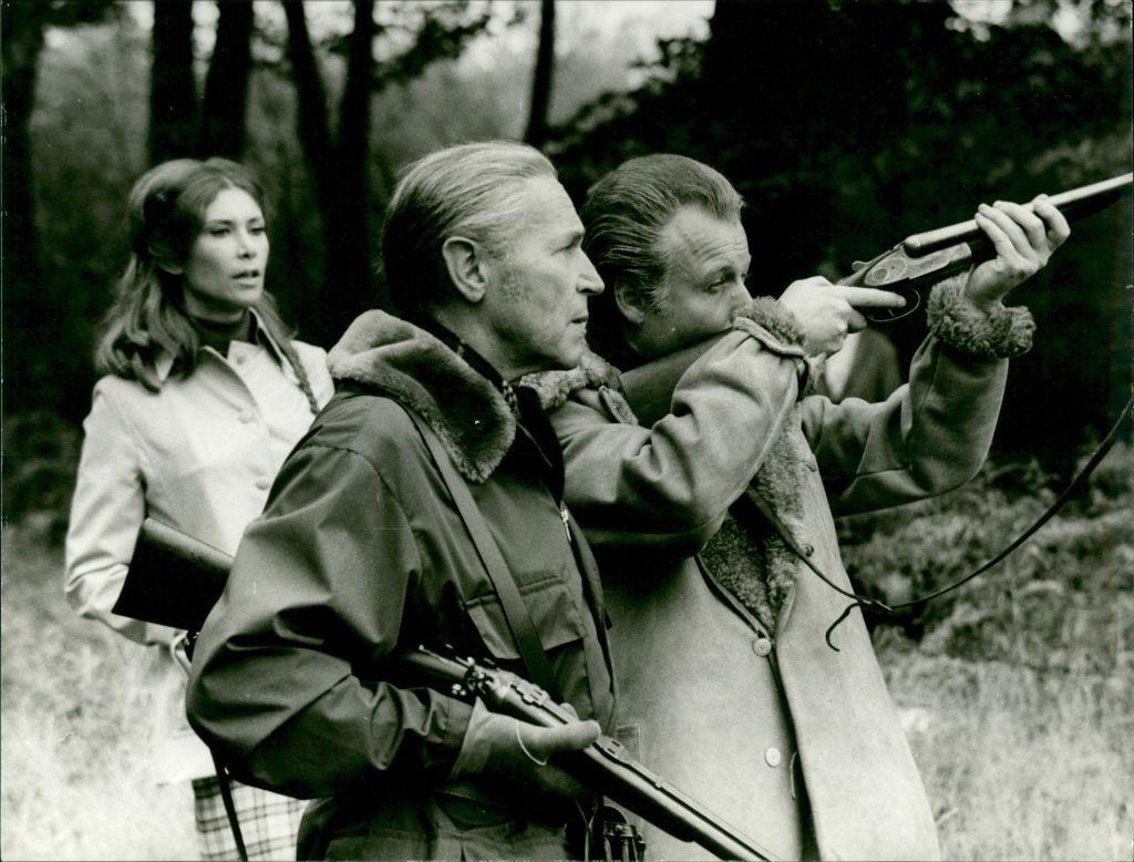 Escena de la pel&iacute;cula alemana sobre la reuni&oacute;n Escocia, donde se ve al actor que interpreta a Henri Deterding (izq) y a Walter Teagle apuntando con su escopeta.