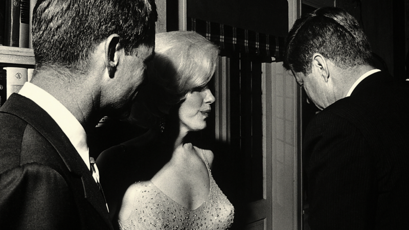 Marilyn Monroe con Bob (izquierda) y John Kennedy.