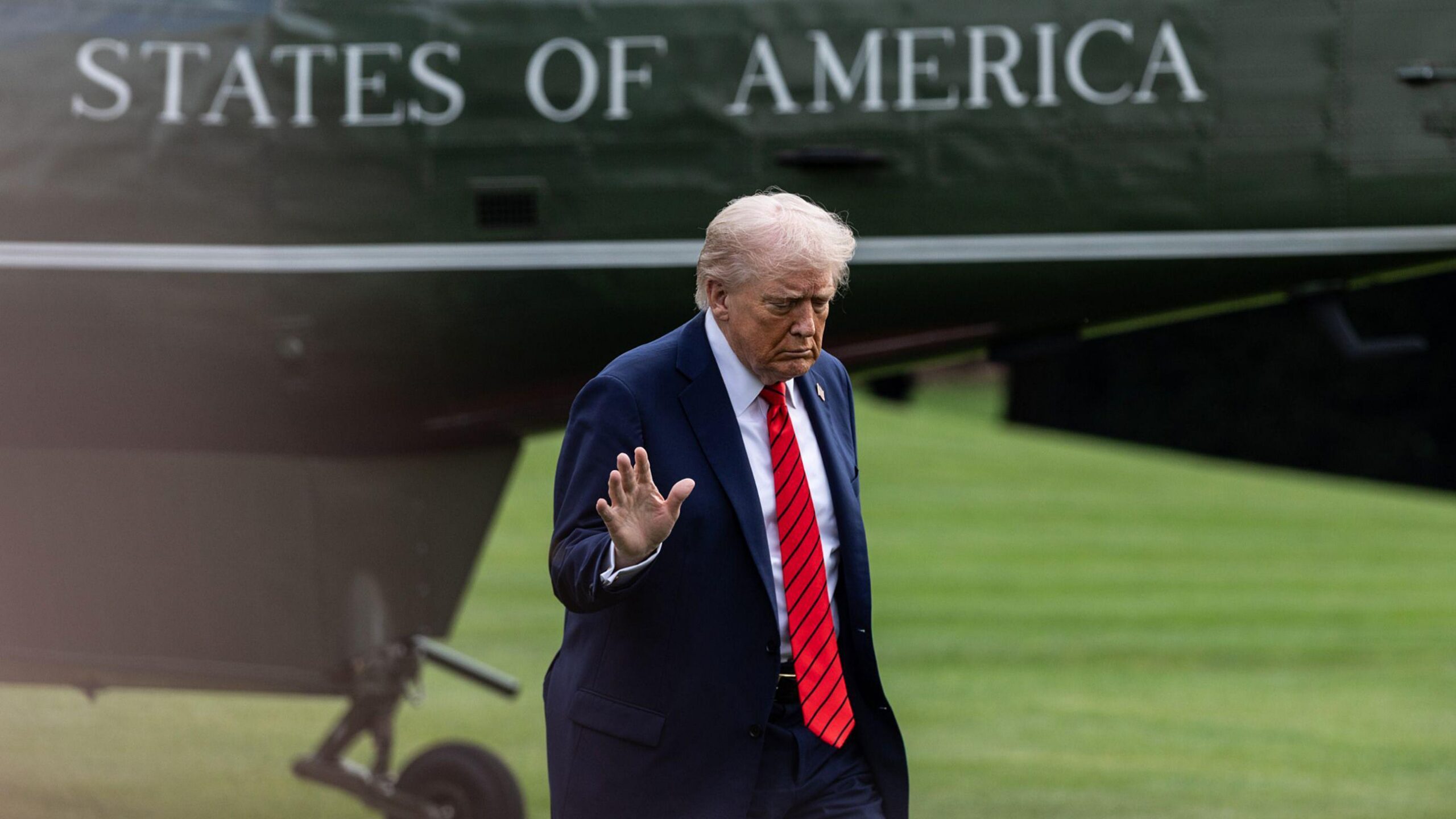 Donald Trump saluda al bajarse del Marine One