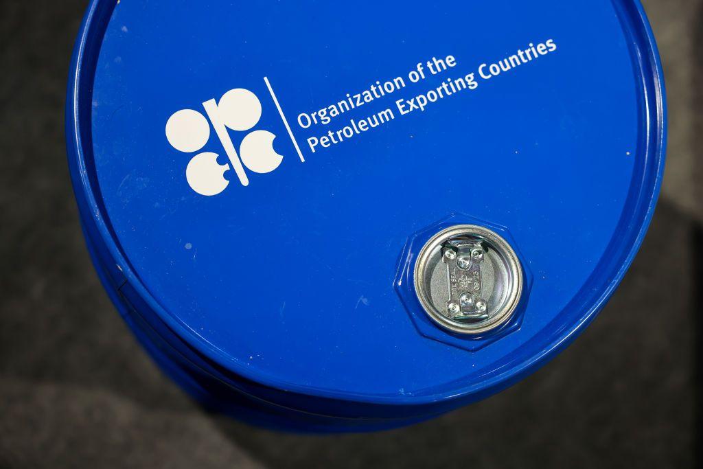 Un barril de petr&oacute;leo azul donde se la inscripci&oacute;n: Organizaci&oacute;n Pa&iacute;ses Exportadores de Petr&oacute;leo en ingl&eacute;s.
