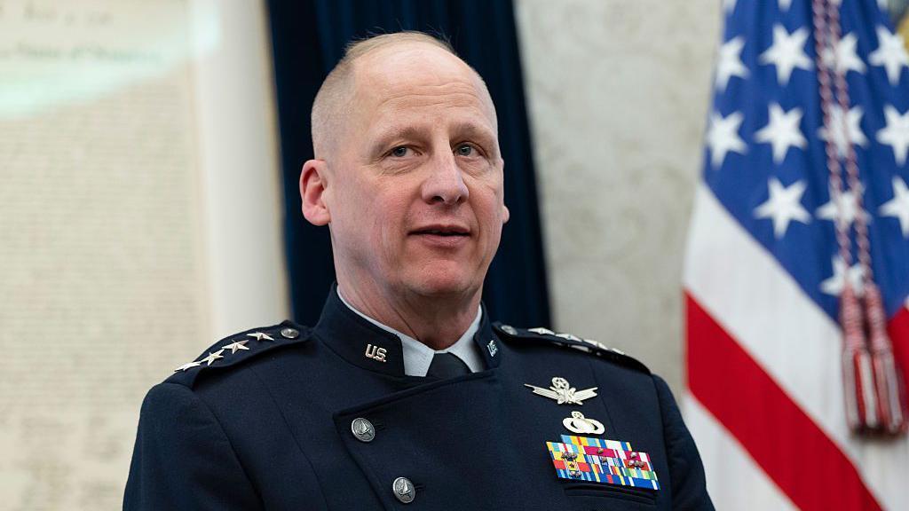 Michael Guetlein, subjefe de operaciones espaciales de la Fuerza Espacial de EE. UU., en el Despacho Oval de la Casa Blanca en Washington con su uniforme militar del que cuelgan varias medallas.