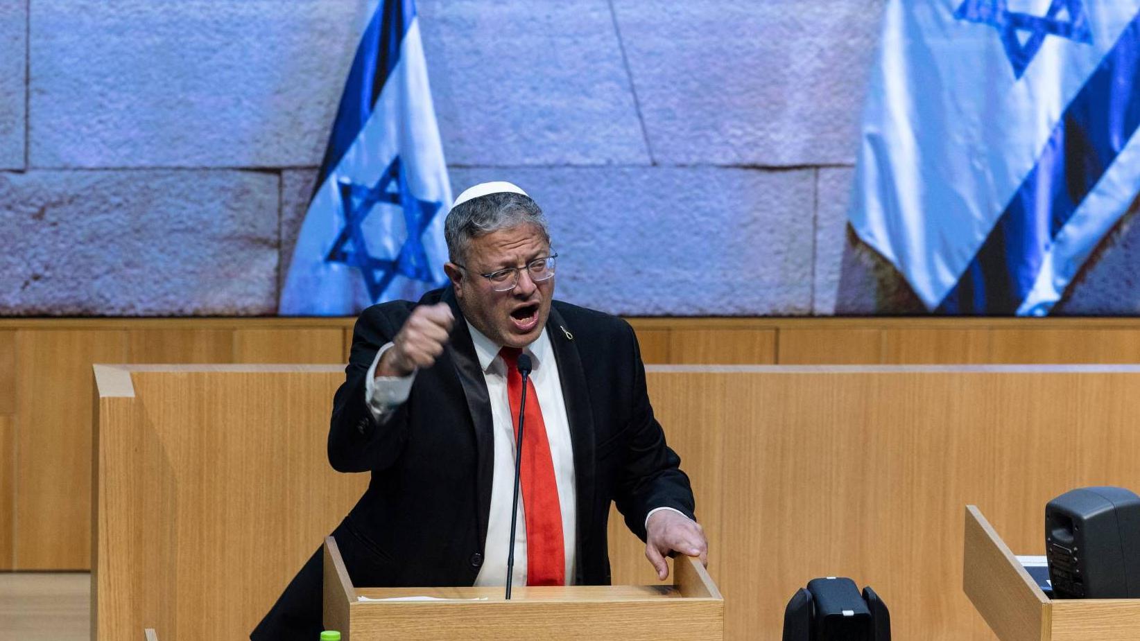 El ministro de Seguridad Nacional de extrema derecha de Israel, Itamar Ben-Gvir, habla durante una sesi&oacute;n en la que el parlamento israel&iacute; aprueba una ley que convierte la pena de muerte en una sentencia por defecto para los palestinos condenados en tribunales militares por ataques mortales.