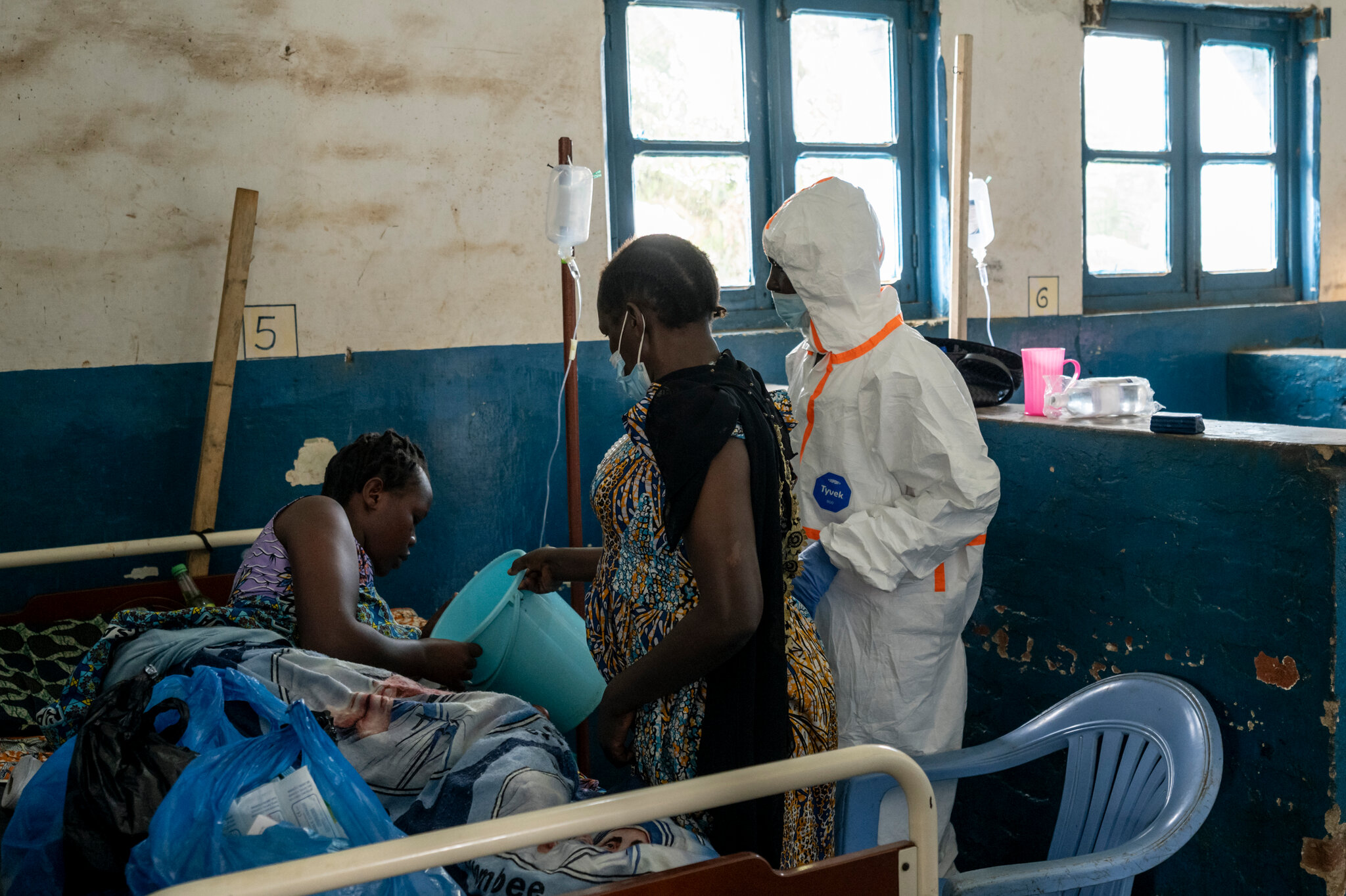 En el epicentro del ébola, médicos y voluntarios están desbordados