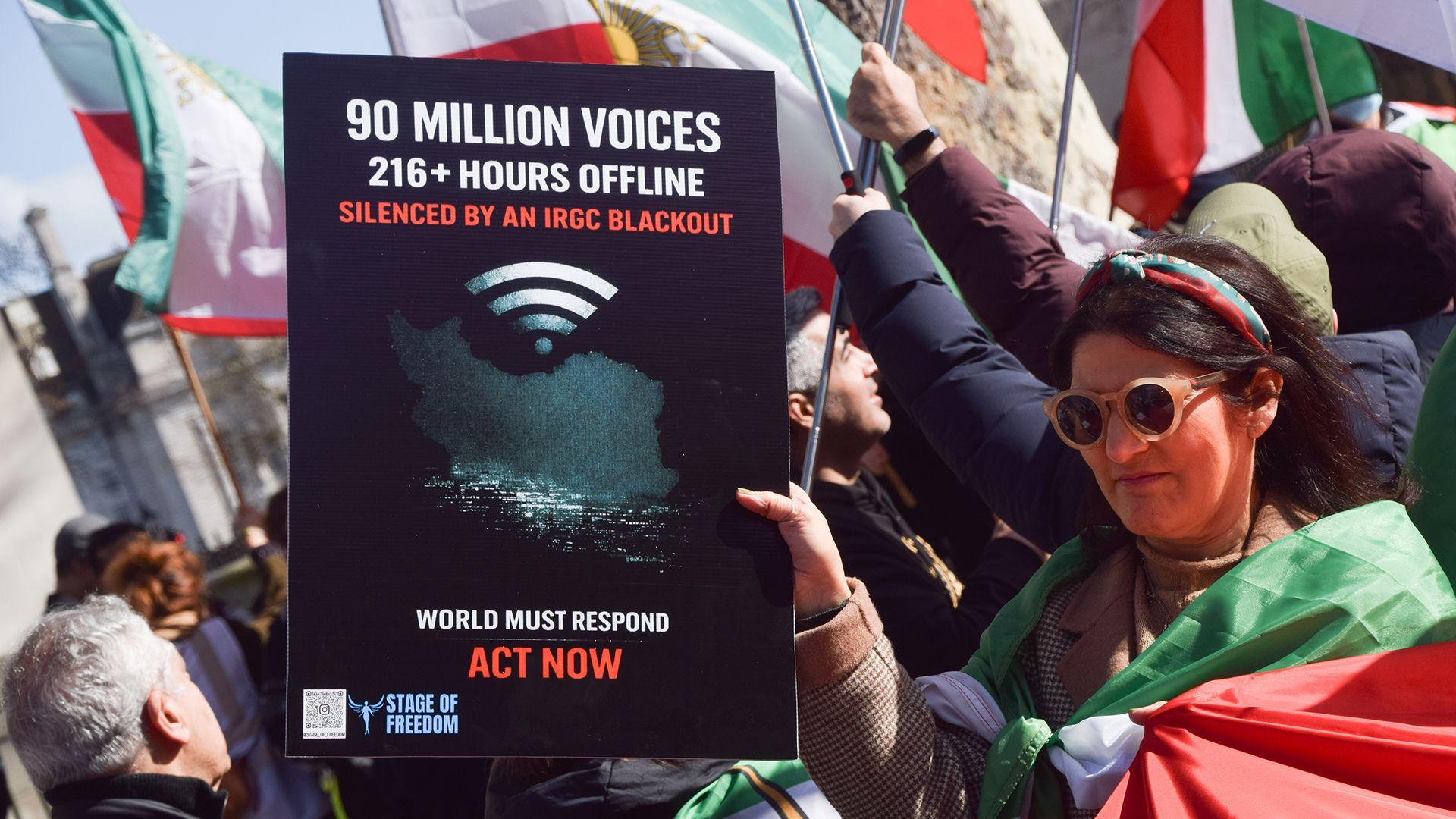 Una mujer sostiene una pancarta contra el bloqueo digital impuesto por las autoridades iran&iacute;es.