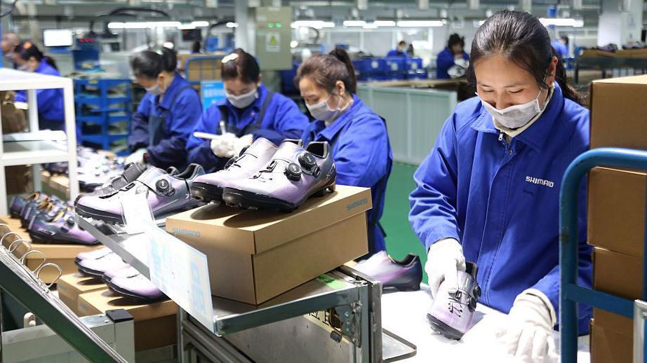 Trabajadores procesan calzado para la exportaci&oacute;n en un taller de una empresa en Lianyungang, provincia de Jiangsu, China, el 16 de diciembre de 2025.