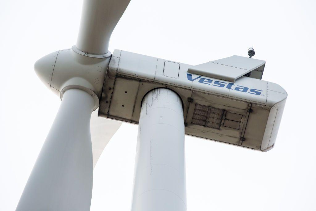 Una turbina e&oacute;lica con el logotipo de la empresa Vestas