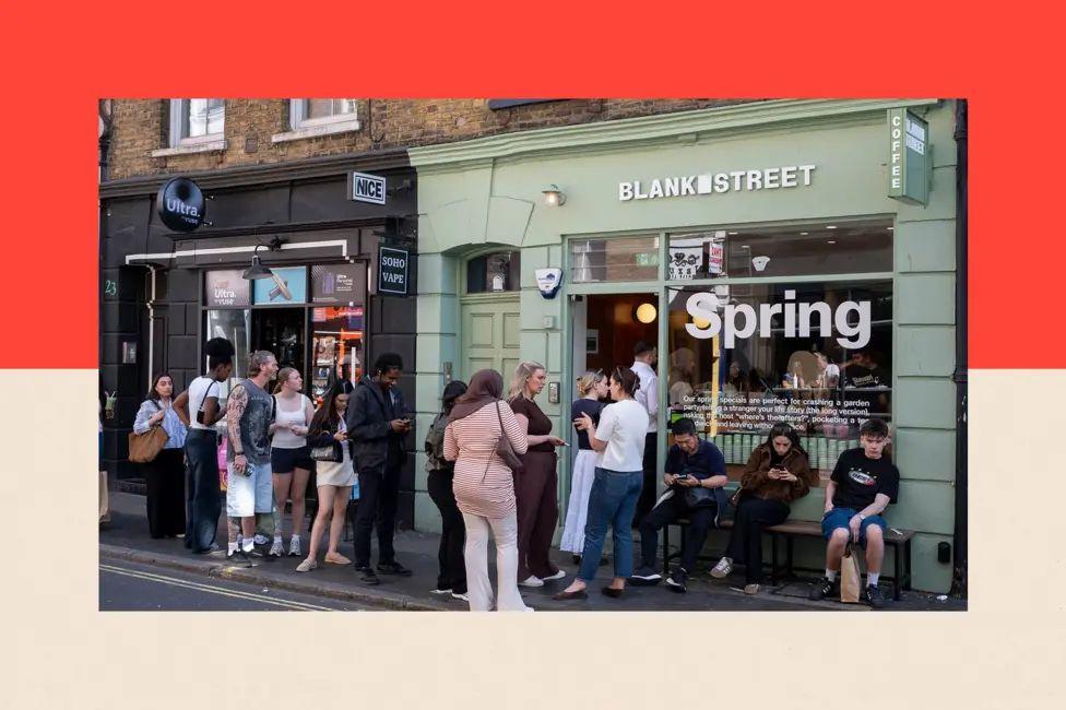 Clientes sentados afuera de una cafeter&iacute;a Blank Street en Londres