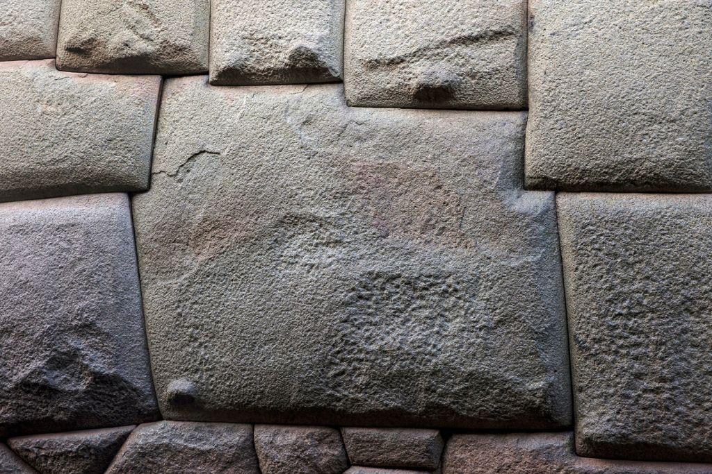 Un muro de piedra tallada, de gran complejidad, con doce puntos angulares, se encuentra en una calle de Cuzco, Per&uacute;