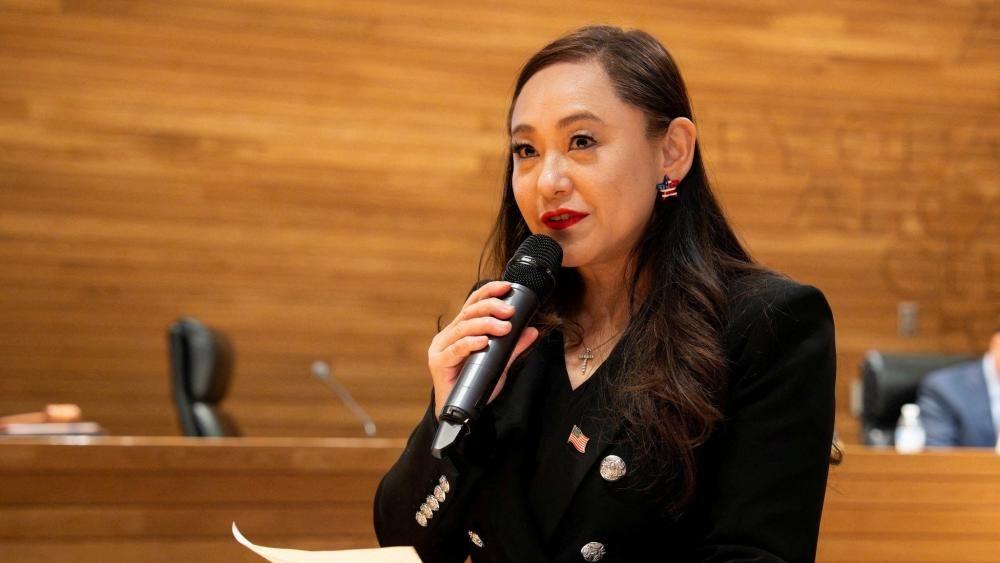 Eileen Wang sostiene un micr&oacute;fono